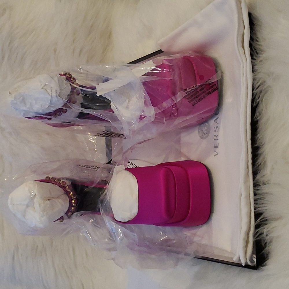 SOLD-----LAST CHANCE!! - NWT VERSACE MEDUSA AEVITAS PLATFORM PUMPS - Picture 15 of 17
